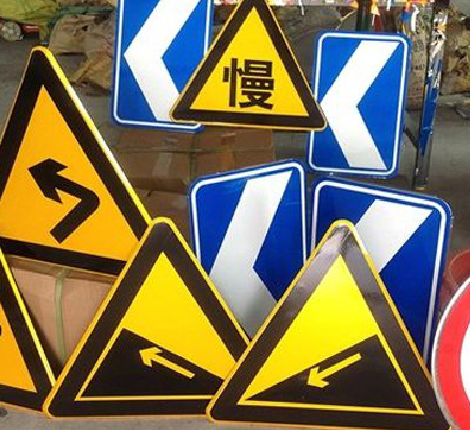  五河标识标牌中颜色的确定是很重要的。